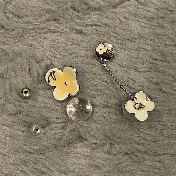 Beautiful Korean white Flower earrings - Picture 2 of 2